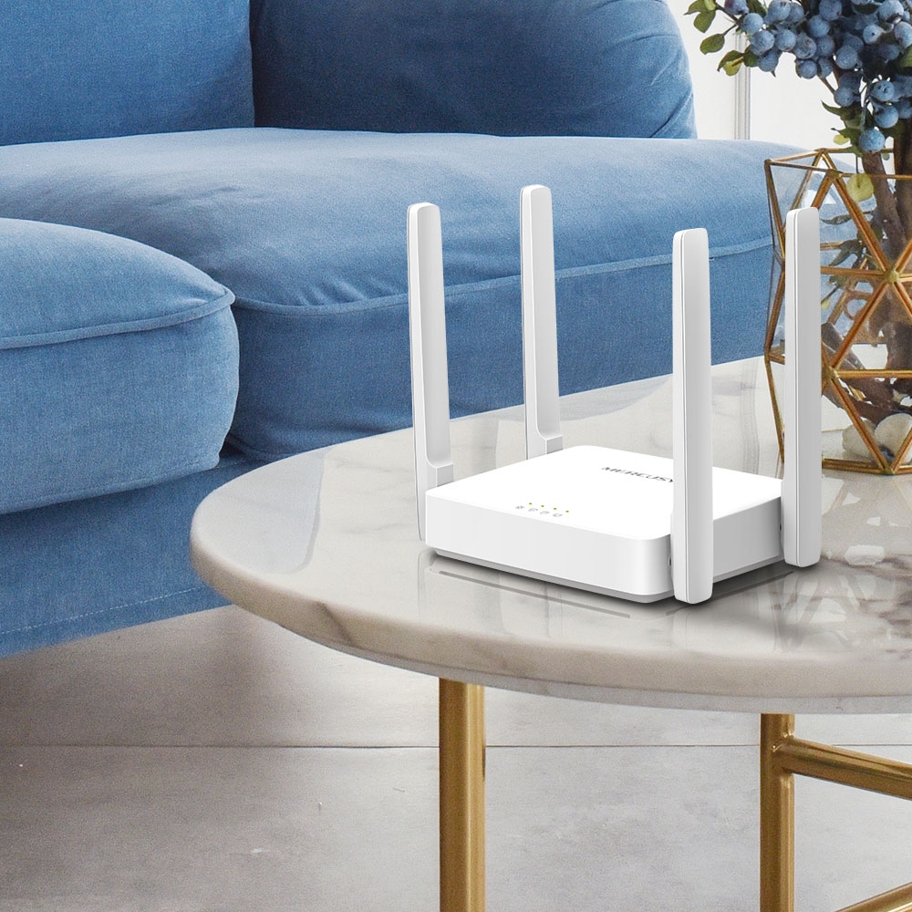 Mercusys ac10 router v domačem okolju na mizi